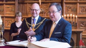 Vor dem Neujahrsempfang: der Eintrag von Ministerpräsident Armin Laschet (re.) ins Goldene Buch. (Foto: wf/weber)