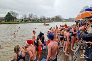 Großer Andrang beim diesjährigen Neujahrsschwimmen am Dortmund-Ems-Kanal. (Foto: Jasmin Otman)