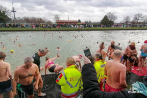 Am Neujahrstag geht es beim Neujahrsschwimmen wieder in den Kanal. (Foto: Marius Münster)