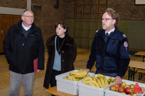 Bei der Aufnahme und Registrierung in der zur Essensausgabe umfunktionierten Turnhalle gibt es für die Ankommenden eine gesunde Begrüßung. (Foto: th)