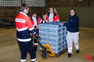 Mitarbeiter der Hilfsorganisationen in der Notunterkunft in der Turnhalle der alten Wartburgschule. (Archivbild: th) 