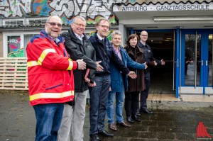 Ein herzliches Willkommen bereiten auch sie vor: Stadtrat Thomas Paal (4.v.l.), Dagmar Arnkens-Homann (Leiterin des Sozialamtes, 5.v.l.) sowie Vertreter der Hilfsorganisationen. (Foto:th)