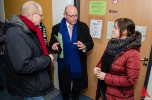 Oberbürgermeister Lewe lässt sich von Nadia Bryan-Aertken die Unterkunft zeigen. (Foto: th)