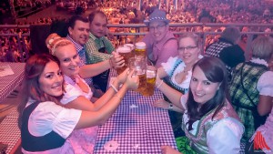 Der Freundeskreis um Amanda Kotulla ​(2.l.), Fabian Ebrecht (3.l.) und Phillip Reismann (4.l.) feierte ausgelassen auf dem münsterischen Oktoberfest - natürlich wie 95 Prozent der Wies'n Gäste auch in Dirndl und Tracht. (Foto: rwe)