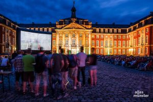 So dicht werden die Film-Fans beim Sommernachtskino 2020 nicht beieinander stehen, denn in diesem Jahr gelten natürlich besondere Regeln. (Archivbild: Carsten Bender)