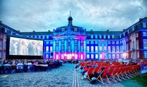 Das Open Air Kino vor dem Schloss. (Foto: kd)