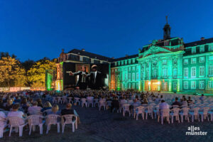 Pulp Fiction im Sommernachtskino vor dem Münsterschen Schloss. (Foto: Bildmontage / Thomas M. Weber / Cineplex Münster)