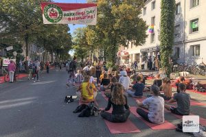 Beim Parking Day auf dem Hansaring gab es am Freitag viele alternative Ideen, die Straße für etwas anderes als den Autoverkehr zu nutzen, auch für Yoga. (Foto: Susanne Wonnay)