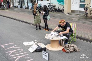 Bisher war AndiSubstanz mit seiner Schreibmaschine ambulant unterwegs, wie hier beim Parking Day 2021. Zukünftig hat er mit dem Lyrikkeller einen festen Ort für seine Wortkunst. (Foto: Thomas Hölscher)