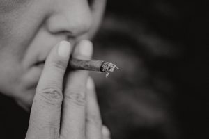 AOK und Clemenshospital klären zum Weltnichtrauchertag über die Folgen des Rauchens auf. (Symbolbild: Karolina Grabowska / Pexels)