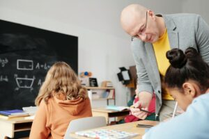 Mit einer umstrittenen Maßnahme will sich nun auch das NRW-Schulministerium dem Lehrkräftemangel entgegenstellen. (Symbolbild: Pexels / Max Fischer)