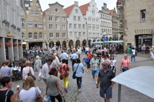Die Route durch die Ludgeristraße zum Prinzipalmarkt ist die beliebteste in der Altstadt. (Foto: Wirtschaftsförderung Münster GmbH/ Martin Rühle)