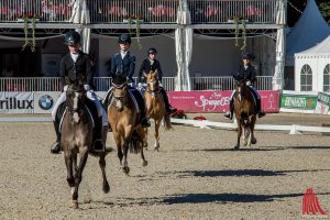 Die jungen Reiterinnen aus Münster, Steinfurt, Warendorf und Coesfeld bei der Dressur. (Foto: th)