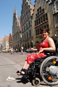 Mit dem Rollstuhl ist es in der Innenstadt an vielen Stellen nicht einfach. (Foto: Presseamt Münster / Angelika Klauser)