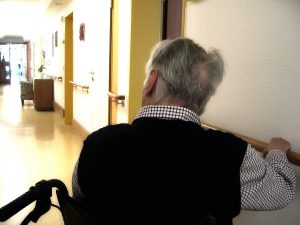 Eine Folge des Pflegenotstands: In vielen Kliniken sind Patienten oft allein auf weiter Flur. (Foto: CC0)