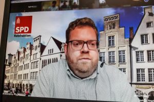 Der SPD-Fraktionsvorsitzende Marius Herwig bei der Vorstellung der Haushaltspläne der „Münster-Koalition“ für 2022. 