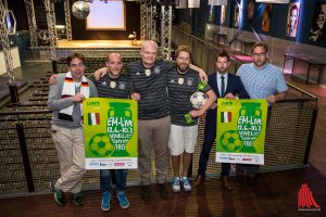 Sie sind bereit für das große Rudelgucken im Jovel (v.l.): Betreiber Marvin Lindenberg, Christian Wasmuth, Kai-Kristian Barth und Bernd Redeker von der Hafenarena sowie Georg Kaldewei und Paul Everding (LVM Versicherung). (Foto: cabe)