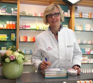 Vor dem Urlaub sollte unbedingt die Reiseapotheke überprüft werden, betont Angelika Plassmann, Sprecherin der Münsteraner Apothekerschaft. (Foto: Apothekerkammer)