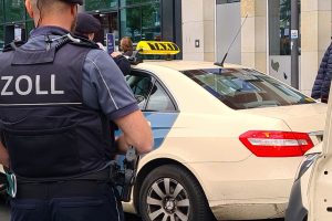 Zöllner des Hauptzollamts Münster kontrollierten mehrere Taxistände im Rahmen von verdachtsunabhängigen Kontrollen im Taxigewerbe. (Foto: Hauptzollamt Münster)