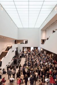 Die Ausstellungsmacher der Skulptur Projekte hatten in das Foyer des LWL-Museums geladen. (Foto: wf / Weber)