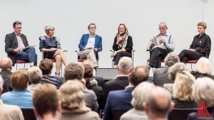 Diskutierten zum Abschluss der Skulptur Projekte auf dem Podium (v.l.): Andreas Siekmann (Künstler), Britta Peters (Kuratorin), Prof. Johan Hartle (Kunstwissenschaftler), Dorothea von Hantelmann (Kunstwissenschaftlerin und Moderatorin), Kasper König (Künstlerischer Leiter) und Marianne Wagner (Kuratorin). (Foto: wf / Weber)