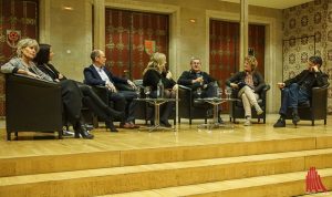 Auf dem Podium diskutieren (v.l.): Prof. Dr. Bettina Schöne-Seifert, Dr. Kerstin Bartscherer, Prof. Ralf Adams, Andrea Benstein, Dr. Johann Ach, Dr. Gaby Neumann und Roman Kolar. (Foto: Lena Marie Brinkmann)