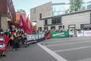 Der Gegenprotest zur rechtsextremen Kundgebung auf dem Stubengassenplatz. (Foto: Keinen Meter Bündnis)