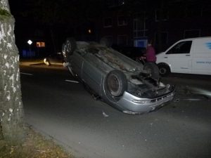 Bei einem Verkehrsunfall auf dem Gremmendorfer Weg landete das Unfallauto auf dem Dach. (Foto: Polizei Münster)