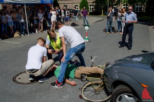 Oberstufenschüler des Schlaun-Gymnasiums bei der interaktiven Kampagne von Polizei, UKM und Feuerwehr. (Foto: th)