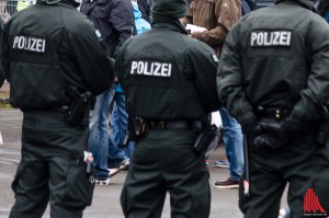 Nur mit Schlagstock und Pfefferspray konnte die Polizei die Fans trennen. Foto: (th)