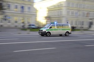 Nach einem Überfall auf zwei Geldboten bittet die Polizei um Hinweise. (Symbolbild: CC0)