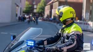 Drei Mal musste die Polizei Straßenblockaden von Gegendemonstranten gegen den Autokorso zur "Corona-Politik" auflösen. (Archivbild: Thomas M. Weber)