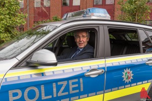 Polizeipräsident Hajo Kuhlisch am Steuer des nagelneuen 3er BMW. (Foto: ts)