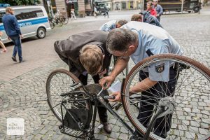 Kostenlose Fahrradregistrierung auf dem Harsewinkelplatz. (Archivbild: Carsten Bender)