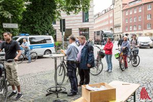 Bis zu 80 Münsteraner kommen, wenn die Polizei alle vier Wochen auf dem Harsewinkelplatz Fahrräder registriert. (Foto: cabe)