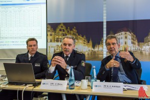 (v.l.:) Andre Weiß (Leiter der Autobahnpolizei), Udo Weiss (Leitender Polizeidirektor) und Hajo Kuhlisch (Polizeipräsident) stellen die Unfallstatistik 2015 vor. (Foto: th)