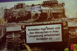 Eine der Nachrichten: Auf Kriegswaffen sollen ab sofort deutlich sichtbare Warnhinweise auf die Gefährlichkeit hinweisen. (Foto: ka)