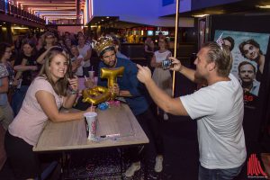 Fan-Geschenke, die ein Foto wert sind - Axel Stein (re.) als Fotograf. (Foto: th)