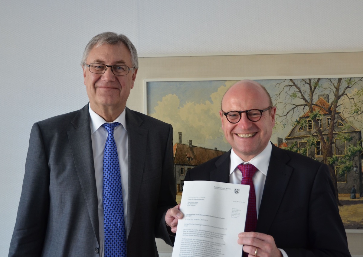 Städtische Gesamtschule Münster ist genehmigt: Regierungspräsident Prof. Dr. Reinhard Klenke (li.) und Oberbürgermeister Markus Lewe. (Foto: BR Münster)