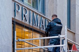 An der neuen Filiale von Primark finden die letzten Arbeiten statt. (Foto: mb)