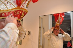 Ein letzter prüfender Blick, ob die Mütze sitzt, bevor es für Prinz Bernd am Morgen ins Rathaus ging. Dort wurde er pünktlich um 11:11 Uhr von Oberbürgermeister Markus Lewe begrüßt. (Foto: je)