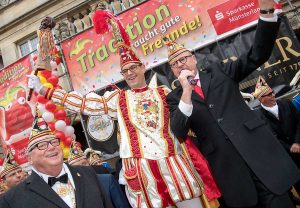 Bei der Proklamation in "Münsters Guter Stube" (v.l.): Generalprinzmarschall Bernd Homann, Prinz Christian I. und Oberbürgermeister Markus Lewe. (Foto: Wolfram Linke)