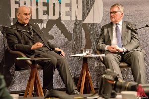 Bischof Dr. Felix Genn (l.) und Prof. Thomas Sternberg stellen das Programm des Katholikentags vor. (Foto: mb)