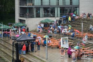 "Regenpause" beim Promi-Kellnern am Aasee. (Foto: Tanja Sollwedel)