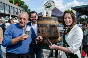 Namensgeber und Bierkönigin gutgelaunt bei der diesjährigen Ausgabe des Promikellnerns: Leonard Lansink und Natalie I. Hainz, Pott’s XI. westfälische Bierkönigin. (Foto: th)