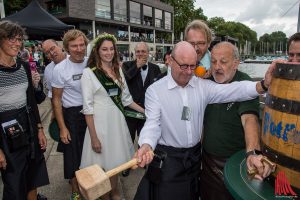 Fassanstich beim 14. Promikellnern am Aasee. (Foto: th)