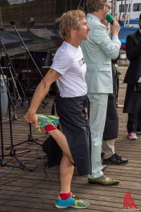 Schauspieler Roland Jankowsky macht sich für das Kellnern warm. (Foto: th)