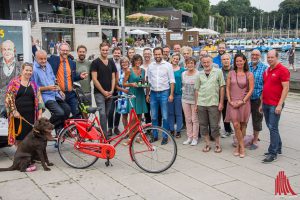 Gruppenbild mit Hauptgewinn: Leonard Lansink hat wieder zahlreiche Mitstreiter für das Promi-Kellnern an den Aaseeterrassen gewinnen können. (Foto: th)