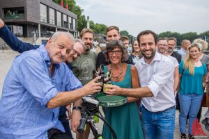 "Wilsberg" Leonard Lansink stößt mit Gudrun Bruns von der Krebsberatungsstelle und Jörg Pott von der Pott's Brauerei auf ein gutes Gelingen an. (Foto: th)