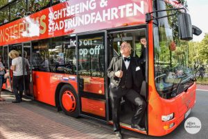Auch in diesem Jahr lädt Ulrich Bärenfänger wieder als eigenwilliger Reiseführer "Vod K." zu den beliebten Stadtrundfahrten im roten Doppeldeckerbus ein. (Foto: Tanja Sollwedel)